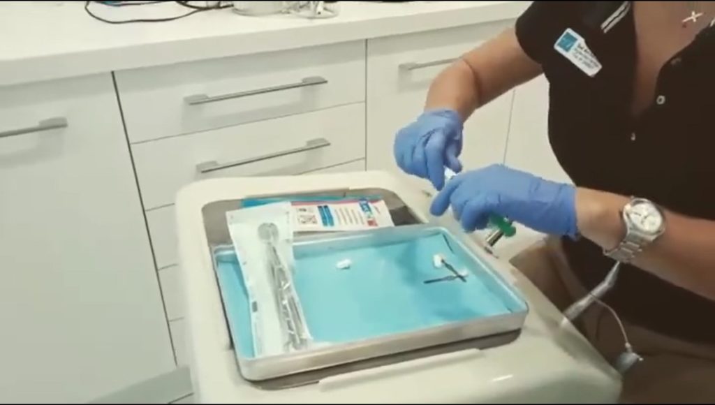 Cómo aplicar gel blanqueante a los dientes